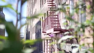 New York City klasik bina mimarisi, Manhattan, ABD. Şehir dışındaki konutlar. Birleşik Devletler 'de gayrimenkul. Kırmızı tuğla cephe. Yangın çıkışı, acil merdiven çıkışı. Yüksek çizgi.