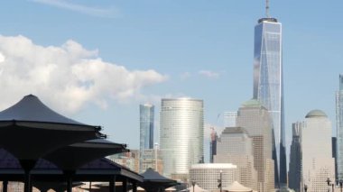 New York City rıhtımı, Manhattan şehir merkezi finans bölgesi, Dünya Ticaret Merkezi binası, nehir manzaralı gökdelenler. J Owen Grundy Park, New Jersey 'den. Birleşik Devletler mimarisi. Hudson..