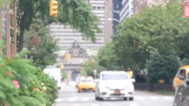 New York City Park Bulvarı. 42. Cadde 'deki Grand Central Terminal İstasyonu. Manhattan Midtown 'da. NYC, ABD 'de sarı taksi. Amerikan şehir trafiği, ABD 'de ulaşım. Odaklanmamış.