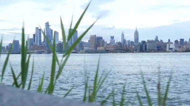 New York City rıhtımı, Manhattan Midtown Hudson Yards binaları, nehir manzaralı gökdelenler. Hoboken, New Jersey 'deki Pier A Park' tan rıhtım manzarası. Birleşik Devletler mimarisi. Hudson Nehri.