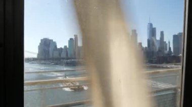 New York metro treni, Manhattan Köprüsü. Kirli pencereden kamerayı sallamak. Metro taşımacılığı, metropol trafiği. Yolcu yükseltilmiş demiryolu. Şehir merkezi, ufuk çizgisi. Dünya Ticaret Merkezi, WTC.