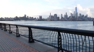 New York City rıhtımı, Manhattan şehir merkezi finans bölgesi, Dünya Ticaret Merkezi binası, nehir manzaralı gökdelenler. A iskelesinden, Hoboken, New Jersey. Birleşik Devletler mimarisi. Hudson Nehri