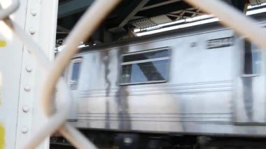 New York City Manhattan Köprüsü 'nden Brooklyn Dumbo' ya. Yaya yolundan gelen Amerikan metro treni. Birleşik Devletler demiryolu taşımacılığı. ABD 'de demiryolu trafiği ve mimarisi.