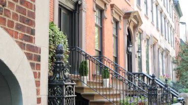 New York City konak binası, Brooklyn Heights yerleşim bölgesi, ABD. Brownstone şehir mimarisi, bağlı ev. Amerika Birleşik Devletleri emlak, Amerikan mülkü, New York 'ta apartmanlar ve evler.