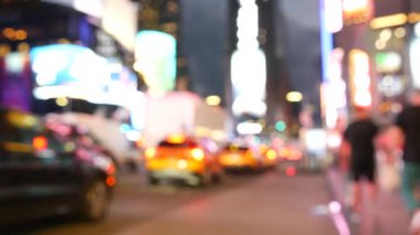 New York City Times Meydanı, Manhattan Midtown Broadway Caddesi, ABD. Amerikan NYC sarı taksi, şehir trafiği. - İnsanlar. Reklam tabelaları, ticari reklamlar, parlayan reklam panoları..