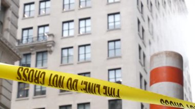 New York caddesinde buhar sızıntısı, turuncu buhar borusu yığını. Pipo dumanı. Con Edisons Buhar Operasyonları Sistemi, 5. Cadde, Manhattan Midtown. Sarı uyarı bandını geçmeyin.