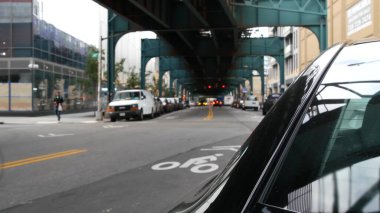 New York, Birleşik Devletler - 31 Ağustos 2023: sokağın üstündeki metro yükseltilmiş. Yolun üzerindeki Metropolitan Köprüsü, Queens. Long Island metro hattı, Court Meydanı. Metalik demiryolu altında arabalar. NYC şehir hayatı
