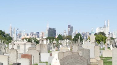 New York, ABD - 14 Eylül 2023: ABD 'deki Calvary Mezarlığı. Manhattan şehir merkezi siluet şehir mimarisi. Mezar taşları, büyük mezarlıklar. Geniş mezarlık çimenleri.