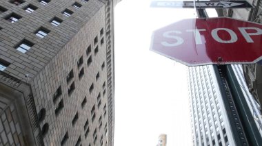 New York City, ABD - 3 Eylül 2023: Manhattan Downtown Financial District kentsel mimarisi. Wall Street Borsası yakınındaki Amerikan Federal Rezerv Bankası binası. ABD Federal Rezerv Sistemi