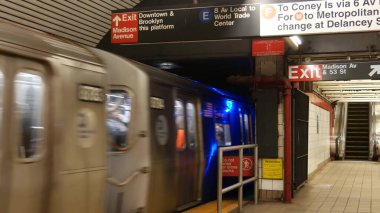 New York, Amerika Birleşik Devletleri, 31 Ağustos 2023 metro istasyonu içi, yeraltı metro platformu tabelası. Metro treni nakliyesi. Şehir merkezi, Brooklyn, Madison Bulvarı. Manhattan