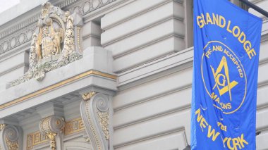 New York, Amerika Birleşik Devletleri - 6 Eylül 2023: Büyük Mason Locası binası cephesi, Manhattan Caddesi. Masonlar 'ın ana mimarisi. NYC, ABD 'deki Masonluk organizasyonu. Masonik Salon dış görünüşü. Bayrak