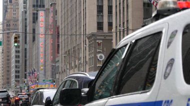 New York, ABD - 10 Eylül 2023: Polis devriye arabası, Radio City Music Hall. Manhattan Midtown Caddesi 'ndeki ABD Polisi 911 aracı. 6. Cadde 'deki Amerikan polis siren ışığı. Şehir trafiği, yol manzarası