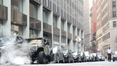 New York, ABD - 9 Eylül 2023: rögar kapağından sıcak duman, Con Edisons Steam sistemi. Yol buharı, Beaver Caddesi 'ndeki araba, NYC Finansal Bölgesi, Aşağı Manhattan, ABD. Şehir manzarası