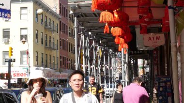 New York, ABD - 14 Eylül 2023: Manhattan Chinatown Mott Caddesi, Çin etnik bölge binaları mimarisi, ABD. Kırmızı yuvarlak kağıt fenerler, insanlar ve hiyeroglifler. Küçük Çin.