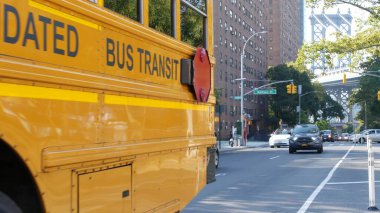 New York, Birleşik Devletler - 7 Eylül 2023: Sarı Okul Otobüsü, Manhattan Köprüsü, okul otobüsü kamyonu, şehir sokağı. Çocuk eğitimi ve Amerikan ulaşımı. Amerikan yerleşim bölgesi okul servisi.