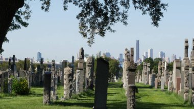 New York, ABD - 14 Eylül 2023: ABD 'deki Calvary Mezarlığı. Manhattan Şehir Merkezi, şehir merkezi silueti mimarisi. Mezar taşları, büyük mezarlıklar. Geniş mezarlık çimenleri.