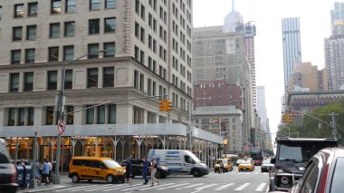 New York, ABD - 8 Eylül 2023 Manhattan Midtown Broadway, 23 sokak, 5 bulvar kavşağı. Madison Park ve Flatiron Binası yakınlarındaki Worth Meydanı, ABD. - İnsanlar. Sarı taksi.