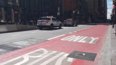 New York, Birleşik Devletler - 31 Ağustos 2023: Polis departmanı devriye arabası, ABD NYPD, Manhattan Midtown caddesinde 911 aracı. Cadde 'de Amerikan polis arabası, New York' ta şehir trafiği. Otobüs sadece kırmızı şerit..