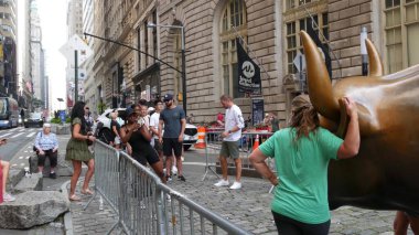 New York City, ABD - 9 Eylül 2023: Charging Bull, Wall Street Borsa sembolü. Aşağı Manhattan Merkez Finans Bölgesi. Amerikan Broadway sokağı. Turistler fotoğraf çekiyor.