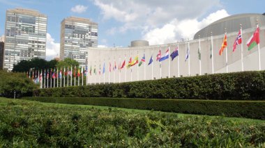 New York, ABD - 12 Eylül 2023: Birleşmiş Milletler Genel Merkezi, Manhattan Midtown, ABD. Diplomatik politik uluslararası organizasyon. Genel Kurul konferans oturumu için bayrak sırası.