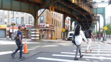 New York, Birleşik Devletler - 31 Ağustos 2023 Sokağın yukarısındaki metro. Yolun üzerindeki Metropolitan Köprüsü, Queens. Long Island metro hattı, Court Meydanı. Metalik demiryolu altında arabalar. Zebra kullanan insanlar