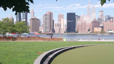 New York City, ABD - 30 Ağustos 2023: Waterfront Skyline, Manhattan Midtown binaları, nehir manzaralı gökdelenler, Doğu Nehri suyu. Hunters Point, Long Island, Queens 'ten liman kenti manzarası.