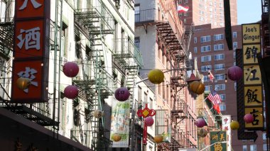 New York, ABD - 14 Eylül 2023 Manhattan Chinatown Pell Caddesi. Çin kültürü, etnik bölge mimarisi, ABD. Kırmızı tuğla binalar, kağıt fenerler ve hiyeroglifler. Küçük Çin