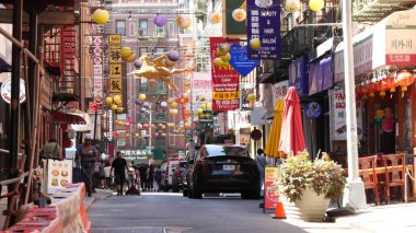 New York, ABD - 14 Eylül 2023 Manhattan Chinatown Pell Caddesi. Çin kültürü, etnik bölge mimarisi, ABD. Kırmızı tuğla binalar, yuvarlak fenerler ve hiyeroglifler. İnsanlar