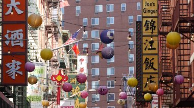 New York, ABD - 14 Eylül 2023 Manhattan Chinatown Pell Caddesi. Çin kültürü, etnik bölge mimarisi, ABD. Kırmızı tuğla binalar, kağıt fenerler ve hiyeroglifler. Küçük Çin