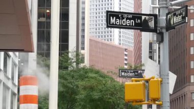 New York Su Sokağı 'nda buhar sızıntısı, turuncu buhar borusu yığını. Pipo dumanı. Con Edisons Buhar Operasyonları Sistemi, Manhattan şehir merkezi finans bölgesi mimarisi. Trafik ışığı