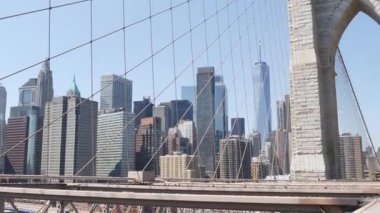 Brooklyn Köprüsü 'nden Manhattan' a, kablolar ve mavi gökyüzü. New York City silueti, finans bölgesi şehir manzarası. Dünya Ticaret Merkezi, ABD seyahat merkezi. Amerika Birleşik Devletleri Mimarisi.