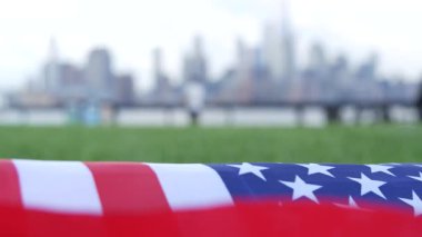 New York City rıhtım silueti, Manhattan Şehir Merkezi Dünya Ticaret Merkezi gökdeleni. New Jersey, ABD 'den şehir manzarası. Amerikan bayrağı 11 Eylül, ABD. Bağımsızlık ve Hatıra sembolü. Rüzgâr