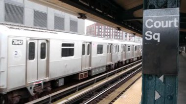 New York metro istasyonu. Metropolitan platformunda metro treni, Birleşik Devletler toplu taşımacılığı. Queens 'teki Court Square demiryolu hattında yükseltilmiş. New York yolcusu tren yolu trafiği, Long Island City