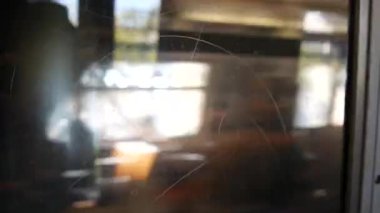New York metro treni, Manhattan Köprüsü. Kirli pencereden kamerayı sallamak. Şehir merkezi metro ulaşımı, şehir trafiği. Yolcu yükseltilmiş demiryolu, Birleşik Devletler. Aşağı Manhattan 'ın şehir hayatı
