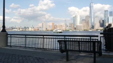 New York City rıhtımı, Manhattan şehir merkezi finans bölgesi, Dünya Ticaret Merkezi binası, nehir manzaralı gökdelenler. Paulus Hook, New Jersey 'den. Birleşik Devletler mimarisi. Hudson Nehri.