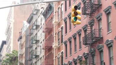 Broadway caddesi yakınlarındaki New York City Manhattan Soho moda bölgesi. Amerikan şehir binası cephesi, eski klasik Amerikan mimarisi. New York, Amerika 'dan alışveriş. İş ve konut mülkleri.