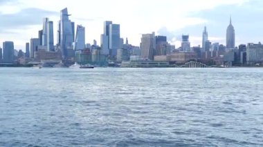 New York City rıhtımı, Manhattan Midtown Hudson Yards binaları, nehir manzaralı gökdelenler. Hoboken, New Jersey 'deki Pier A Park' tan rıhtım manzarası. Birleşik Devletler mimarisi. Hudson Nehri.