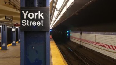 New York şehri içi boş metro istasyonu, yeraltı metro platformu tabelası. Metro demiryolu yolcusu toplu taşıma, Birleşik Devletler. Bakış açısı. York Caddesi 'ndeki yazı tahtası. Brooklyn Şehir Merkezi