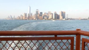 New York City feribottan Staten Island 'a ufuk çizgisi. Manhattan şehir merkezinde. Feribottan Dünya Ticaret Merkezi gökdelenine. Nehir kıyısı günbatımı manzarası, nehir kenarındaki binalar, Fidi, ABD