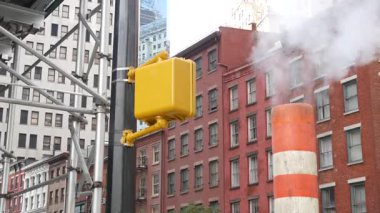 Buhar sızıntısı, New York Su Sokağı, turuncu buhar boruları. Pipo dumanı. Con Edisons Buhar Operasyonları Sistemi, Manhattan şehir merkezi finans bölgesi mimarisi. Kırmızı tuğla ev