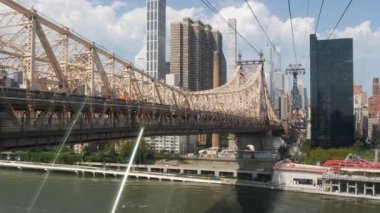 New York City Roosevelt Adası tramvayı Manhattan Midtown sokaklarına gidiyor. Queensboro Köprüsü yakınlarındaki Amerikan tramvayı. ABD 'de toplu taşıma. Yukarı doğu yakası mimarisi, ufuk çizgisi şehir manzarası.