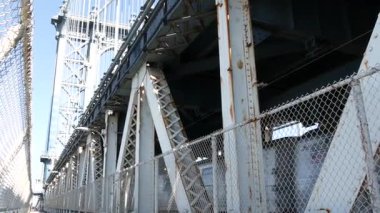 New York City Manhattan Köprüsü 'nden Brooklyn Dumbo' ya. Yaya yolundan gelen Amerikan metro treni. Birleşik Devletler demiryolu taşımacılığı. ABD 'de demiryolu trafiği ve mimarisi.