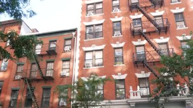 New York City klasik bina mimarisi, Manhattan, ABD. Şehir dışındaki konutlar. Birleşik Devletler 'de gayrimenkul. Tipik kırmızı tuğla cephesi. Yangın çıkışı, acil merdiven çıkışı..