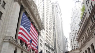 New York, Birleşik Devletler. Aşağı Manhattan Mali Bölgesi Şehir Mimarisi. Kocaman bir Amerikan bayrağı. Wall Street Borsa Binası, ABD Borsa Ticareti.