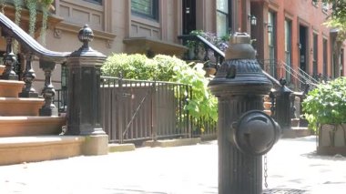 New York City konak binası, Brooklyn Heights yerleşim bölgesi, ABD. Brownstone şehir mimarisi, bağlı ev. Amerika Birleşik Devletleri emlak, Amerikan mülkü, New York 'ta apartmanlar ve evler.