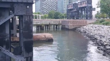 New York City Gantry Plaza rıhtımı, Long Island tabelası, Hunters Point, Queens, ABD. Endüstriyel rıhtım demirden yapılma tarihi tarihi nehir kenarı kenti, Manhattan 'ın karşısındaki East River.