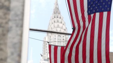New York, Amerikan bayrağı dalgalanması. Chrysler binası. Manhattan şehir merkezi 42. Cadde, şehir mimarisi. Özgürlük, demokrasi, özgürlük ve vatanseverliğin sembolü. Star Spangled Banner, Eski Zafer. Yıldızlar, Çizgiler