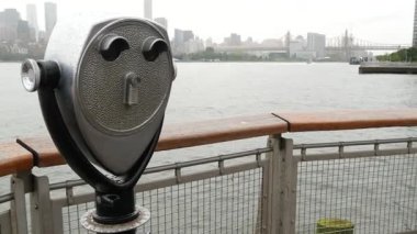 New York City rıhtım silueti, Manhattan Midtown binaları, doğu nehri kıyısında nehir kenarındaki gökdelenler. Rıhtım manzarası, kule manzarası, Gantry Plaza. Long Island, Queens 'te. Birleşik Devletler turizmi. Yağmurlu.