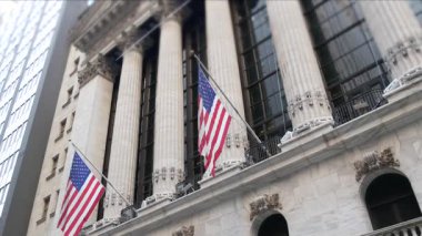 New York, Birleşik Devletler. Aşağı Manhattan Şehir Merkezi Finans Bölgesi şehir mimarisi dış mimarisi. Amerikan bayrağı. Wall Street Borsası ön cephe binası sütunları, ABD Borsası, NYC.