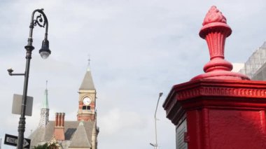 New York caddesi. Manhattan Greenwich Köyü simgesi, Birleşik Devletler. Jefferson Market Kütüphanesi mimarisi, Adliye Binası saat kulesi, 6. Fener, polis kulübesi.